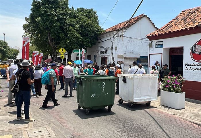 Docentes toman la Alcaldía de Valledupar exigiendo pago de prima de antigüedad