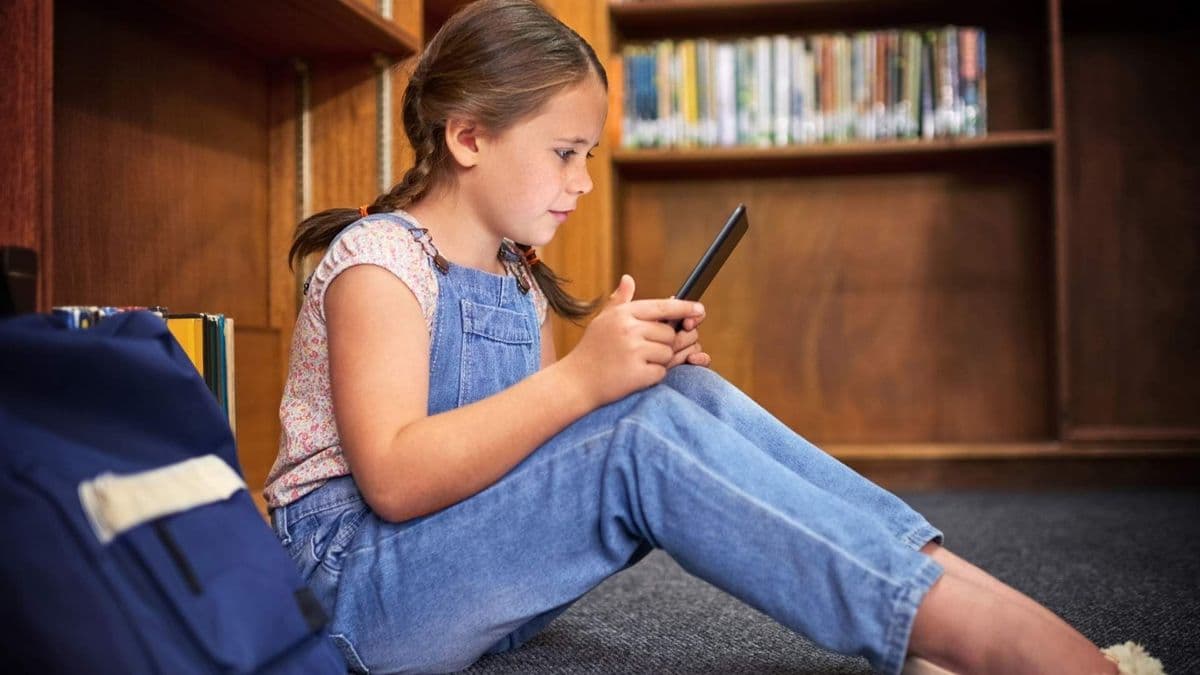 Proyecto busca prohibir celulares en colegios y restringirlos en entidades públicas para frenar adicción digital