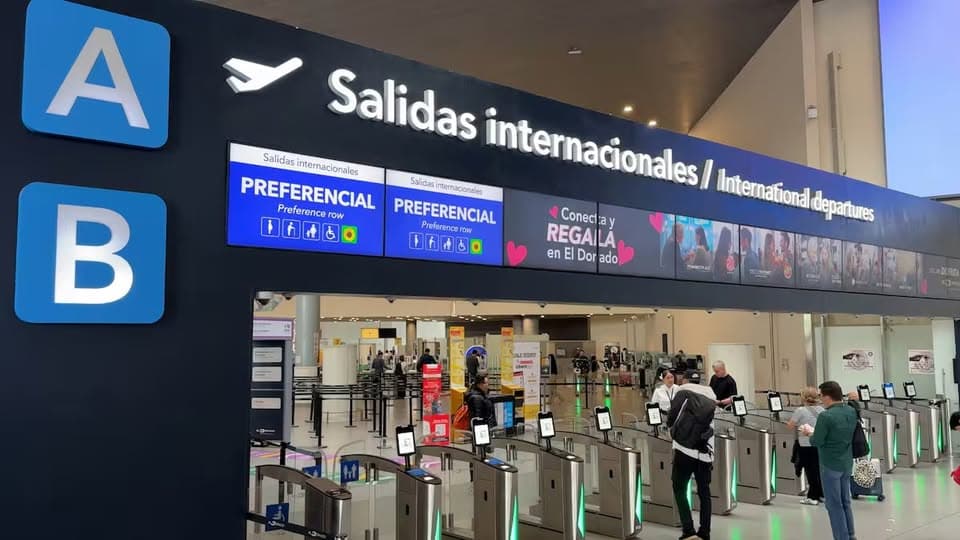Más colombianos viajan afuera, pero llegan menos turistas: la paradoja que preocupa al sector